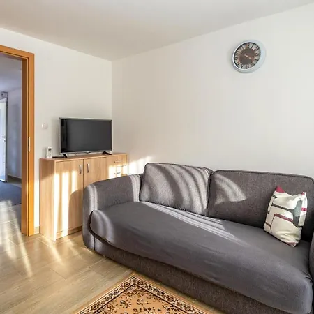 Stunning In W/ 1 Bedrooms
