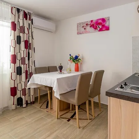 Stunning In W/ 1 Bedrooms *